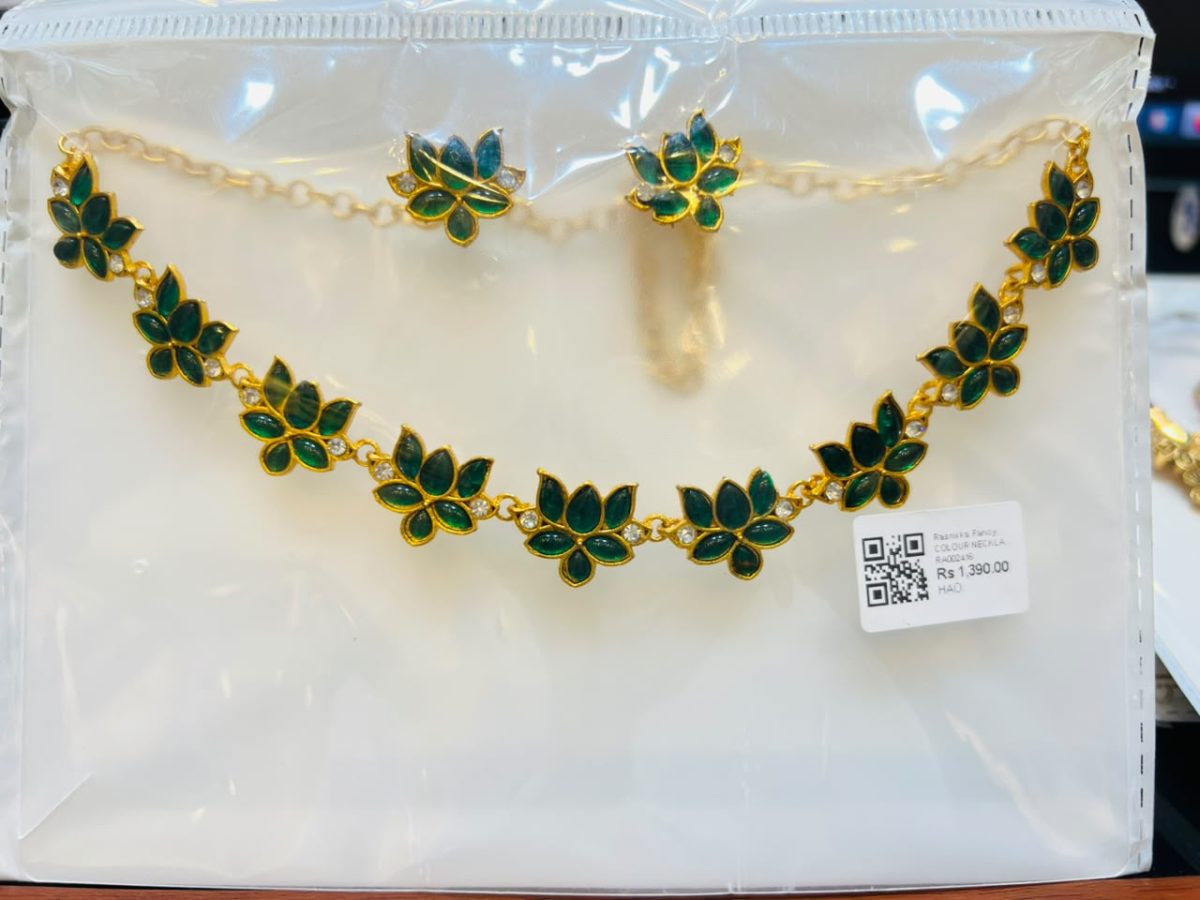 COLOUR NECKLACE View 3